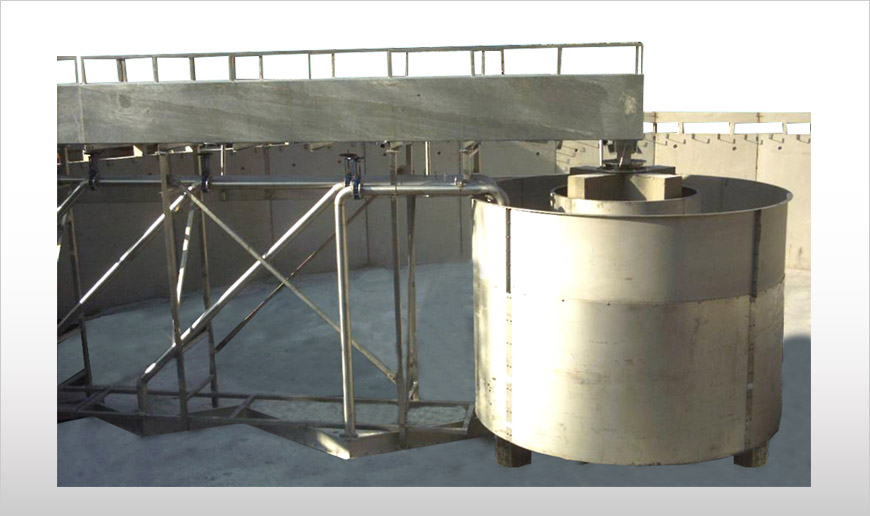 Peripheral traction clarifier with sludge suction